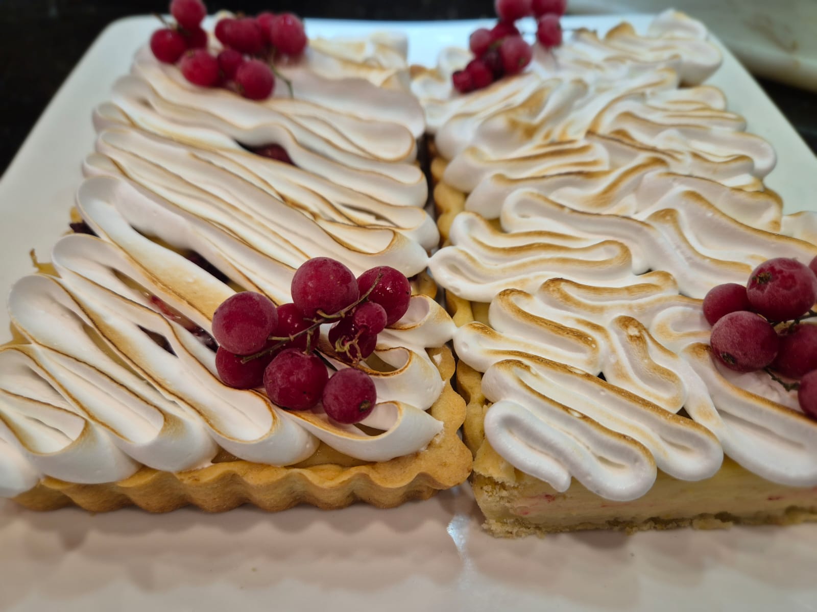 Tarta de merengue con grosellas rojas