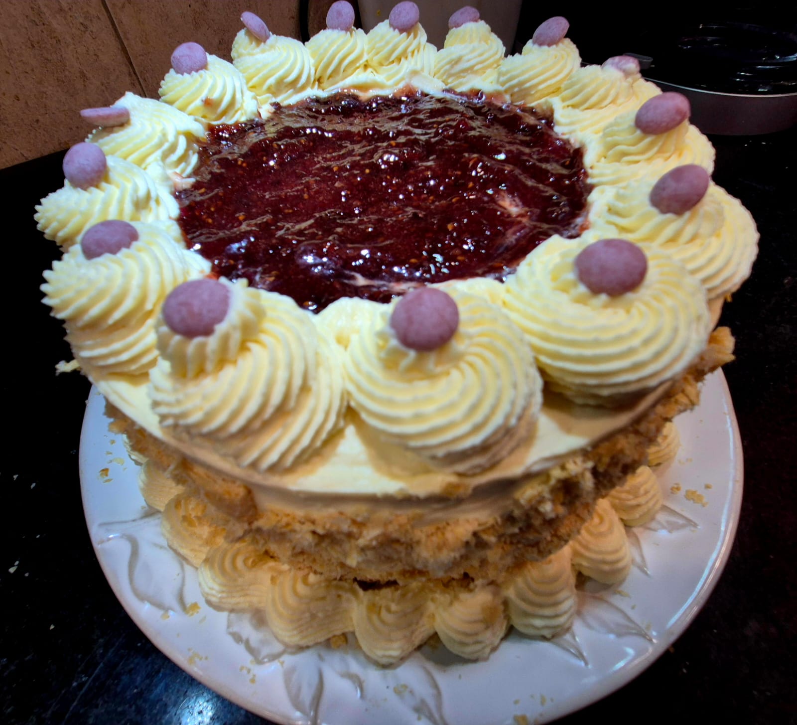 Torta de crema con centro de frambuesa