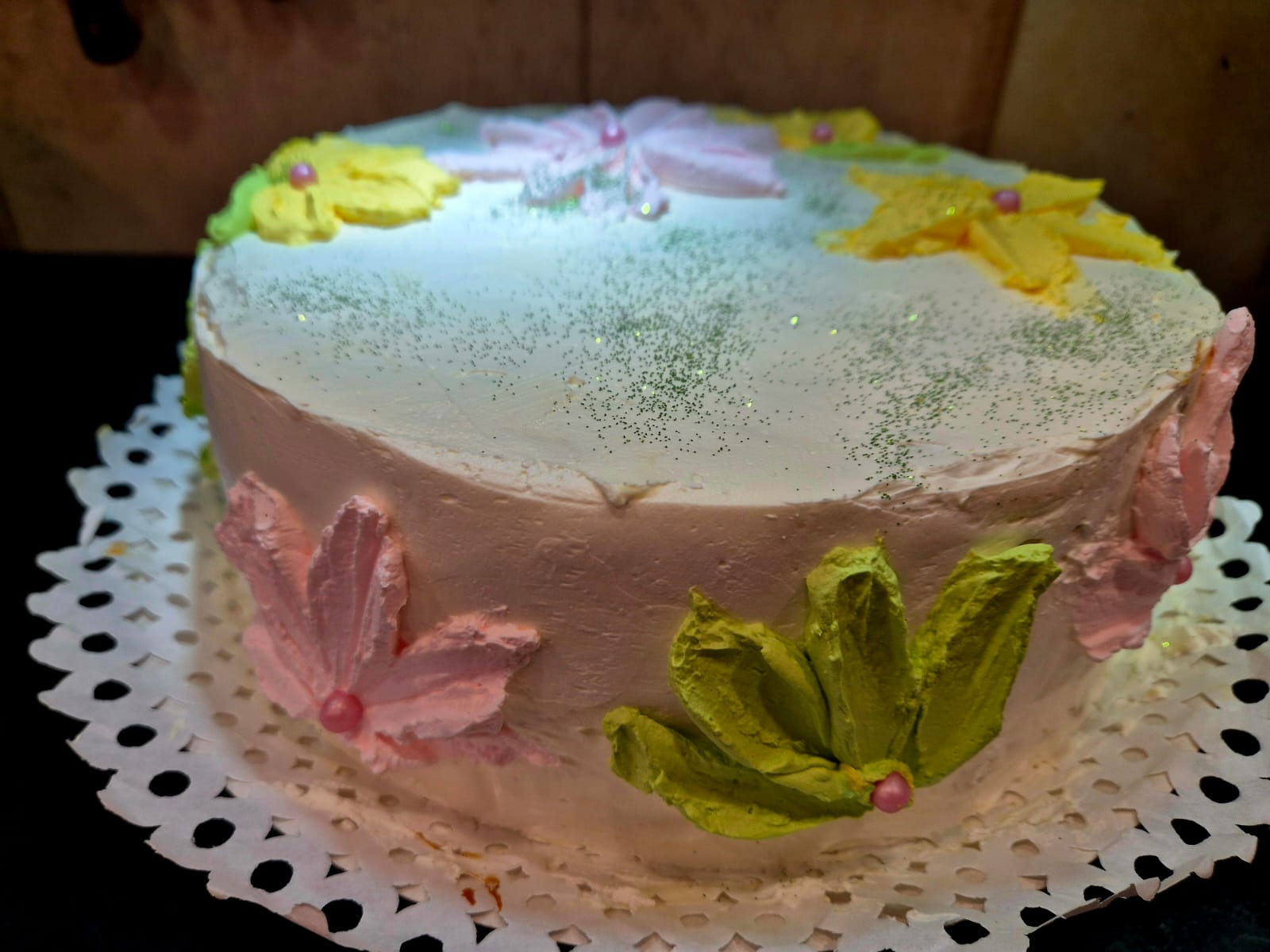 Torta blanca con flores de crema pastel