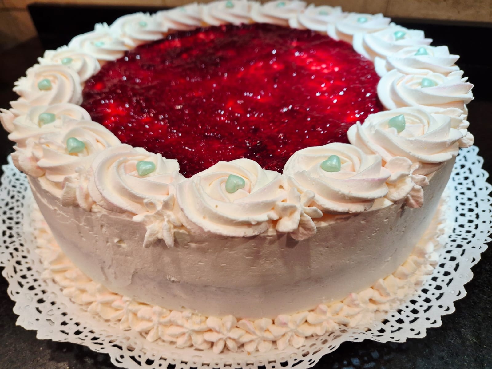Torta blanca con centro de frambuesa