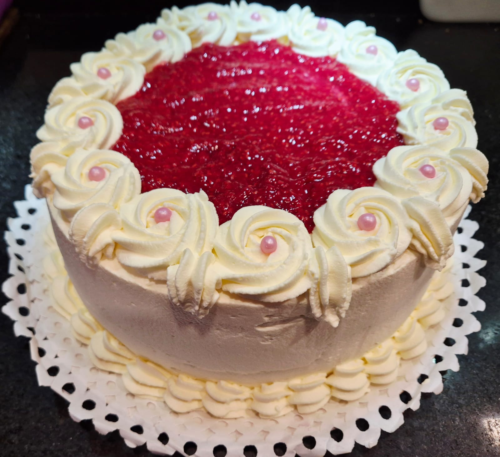 Torta blanca de frambuesa con perlas