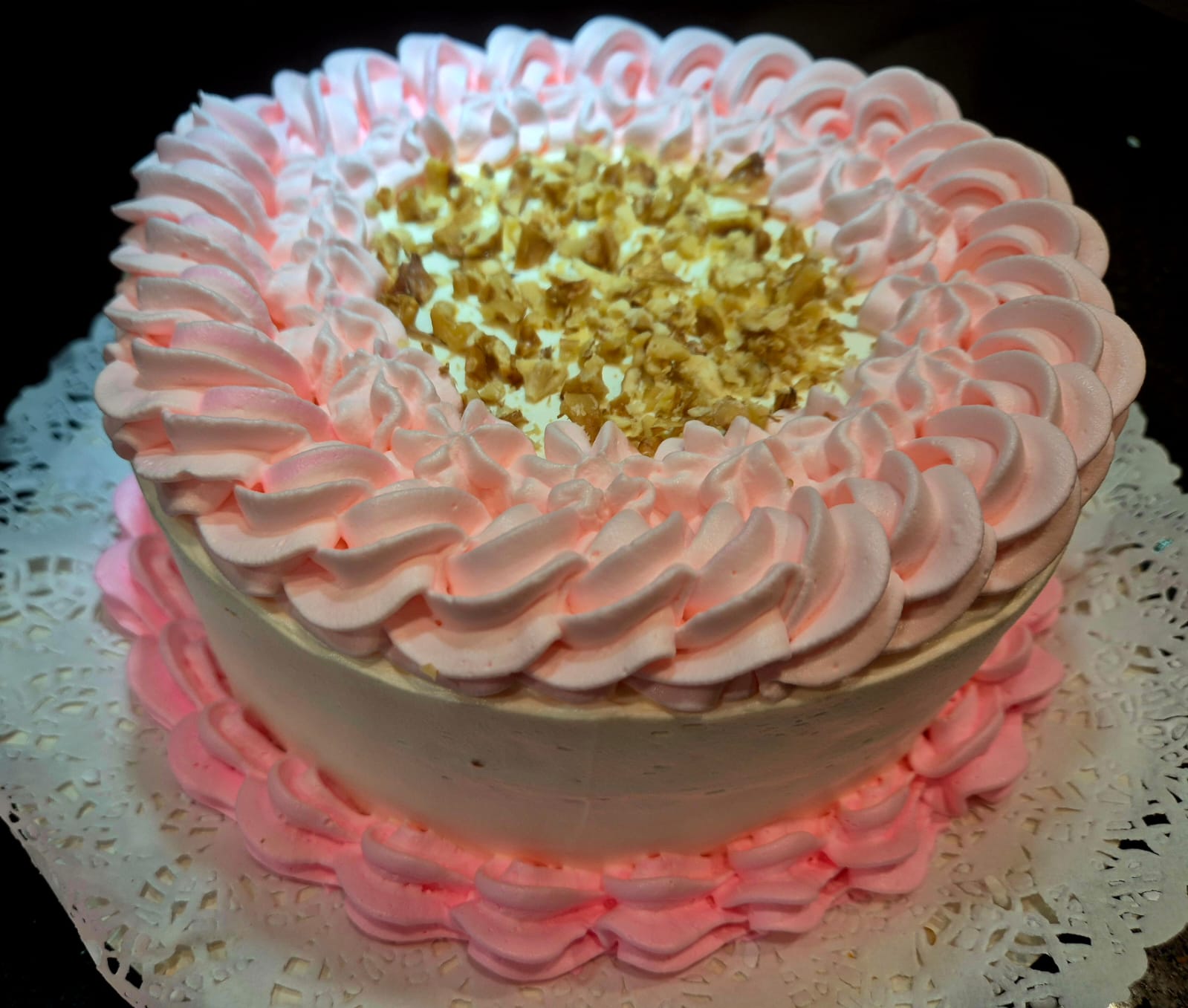 Torta rosada con nueces